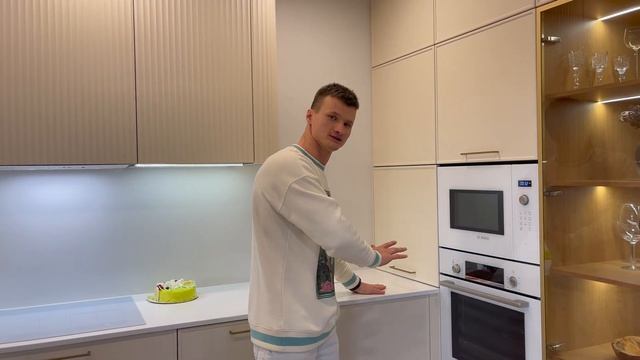 Светлая кухня 10 кв.м с рельефными фасадами. Классная альтернатива надоевшему сканди смотреть онлайн