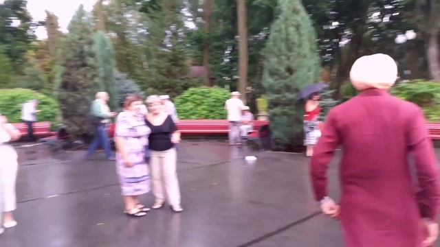 Я ВДЫХАЮ СЧАСТЬЕ ЭТО, ТЫ МОЯ! ТАНЦЫ В ПАРКЕ ГОРЬКОГО ХАРЬКОВ СЧАСТЛИВЫЕ ДНИ смотреть онлайн