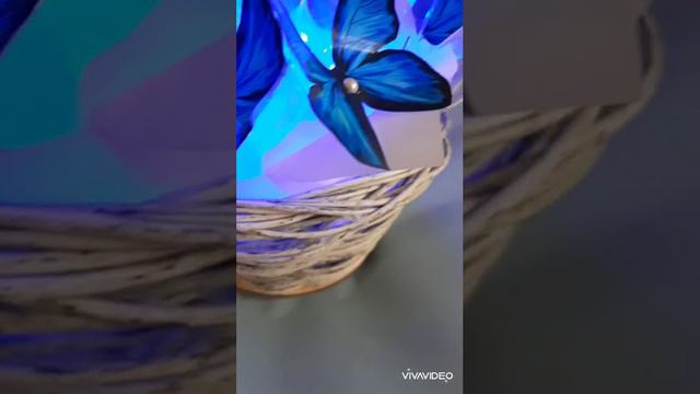 романтичный букет из светящихся бабочек в корзине из ротанга