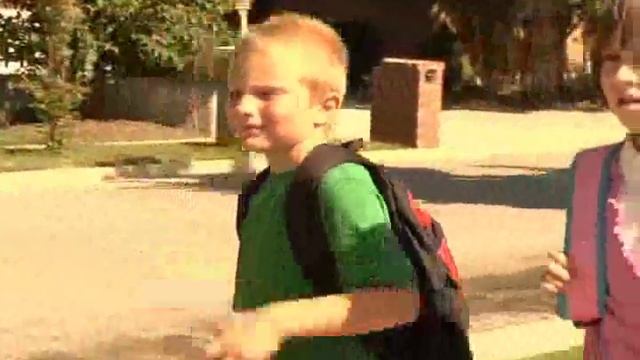GPS Tracking Lets Kids Alert Parents In Case Of Emergency смотреть онлайн