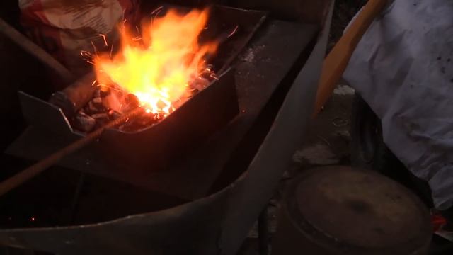 Самодельный кузнечный мини горн. Ковка кочерги. смотреть онлайн
