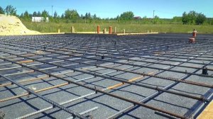 Ростверк на забивных ж/б сваях + плита. Самый популярный фундамент.