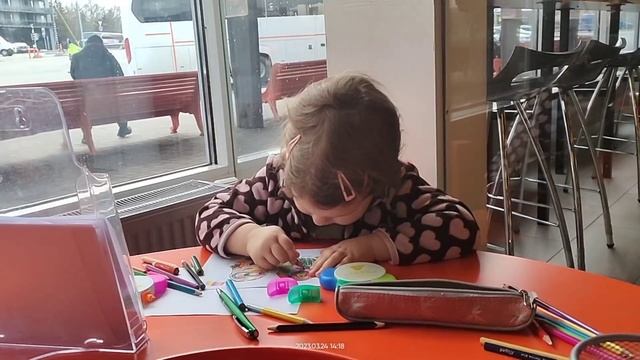 Играем с куколками в тихий час в детском садике, пришли пробники для пробы, ребёночек просит чипсы смотреть онлайн