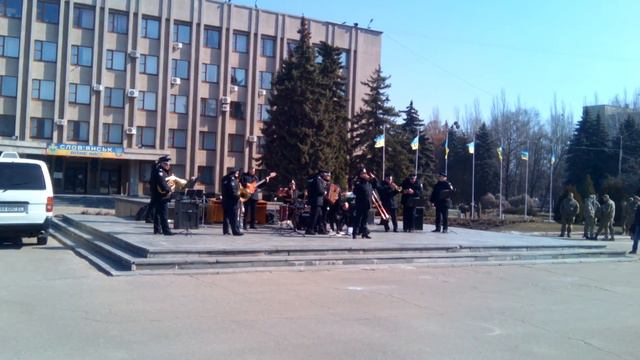 Полиция поет песни, ансамбль играет музыку смотреть онлайн