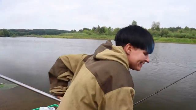 РЫБАЛКА НА НЕМАНЕ! СКОЛЬКО РЫБЫ НА НОВОМ МЕСТЕ! Фидер на реке. #118 смотреть онлайн