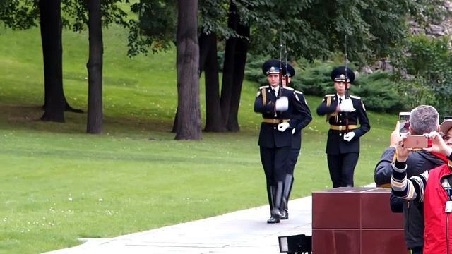 Смена почётного караула у Могилы Неизвестного Солдата смотреть онлайн