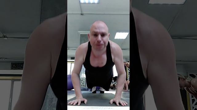 Отжимания узким хватом с проходом. Отжимания от пола. Фитнес. Мышцы груди и трицепс. передние дельт смотреть онлайн