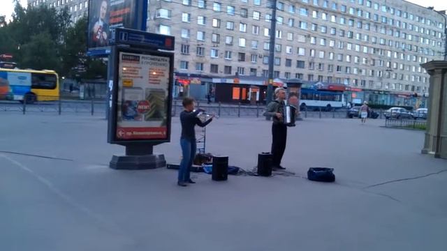 Дуэт (скрипка и баян) играет на площади Мужества смотреть онлайн