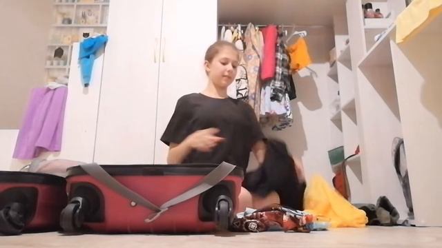 УЕЗЖАЮ НА МОРЕ! ЧТО В МОЕМ ЧЕМОДАНЕ?/Видео лисёнок Алиса смотреть онлайн