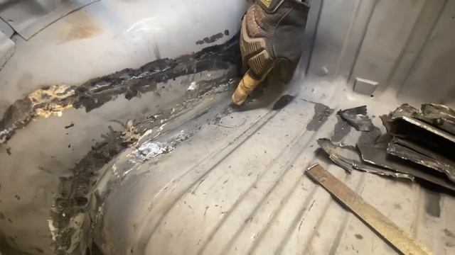 1966 VW Beetle Convertible Restoration - Pt. 12 - A cobbled up luggage tray смотреть онлайн