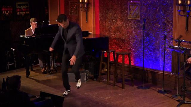 Luke Hawkins sings "Singin' in the Rain" by Arthur Freed at 54 Below смотреть онлайн