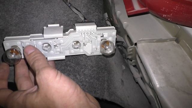 Замена лампочек заднего фонаря Skoda Octavia Tour A4 2000-2011 г. смотреть онлайн