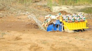 Игрушки с печеньем прыгают с водопада