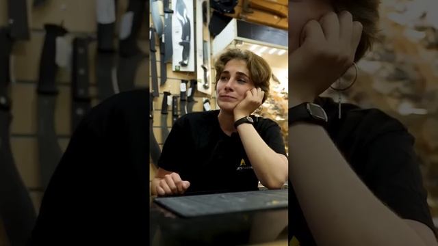 ЛЮТЫЙ ПРОДАВЕЦ НОЖЕЙ @dobriy_johnny смотреть онлайн