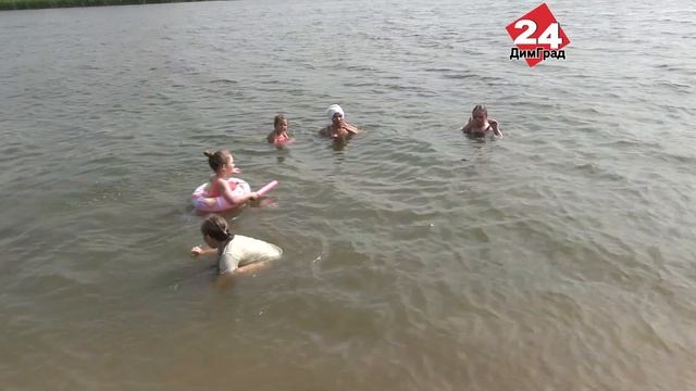 ДИМИТРОВГРАДЦЫ ПРОДОЛЖАЮТ ОТДЫХАТЬ У ВОДЫ В НЕОБОРУДОВАННЫХ МЕСТАХ смотреть онлайн