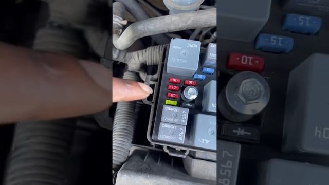 2005 Chevy Equinox Fuel pump fuse Replacement #chevy #howtofixcars #mechanical #quickfix #savemoney смотреть онлайн