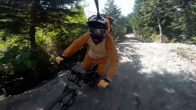 GoPro: Mountain Biking Lion/ В костюме льва на горном велике смотреть онлайн