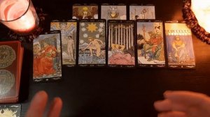 Мужчина коллега как он к Вам относится. Интересуете ли Вы его как женщина? Расклад на картах таро.