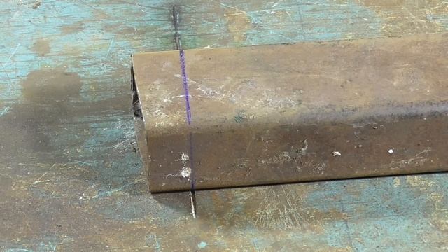 Почему новички режут профильную трубу криво даже по разметке. Как всегда отрезать ровно смотреть онлайн