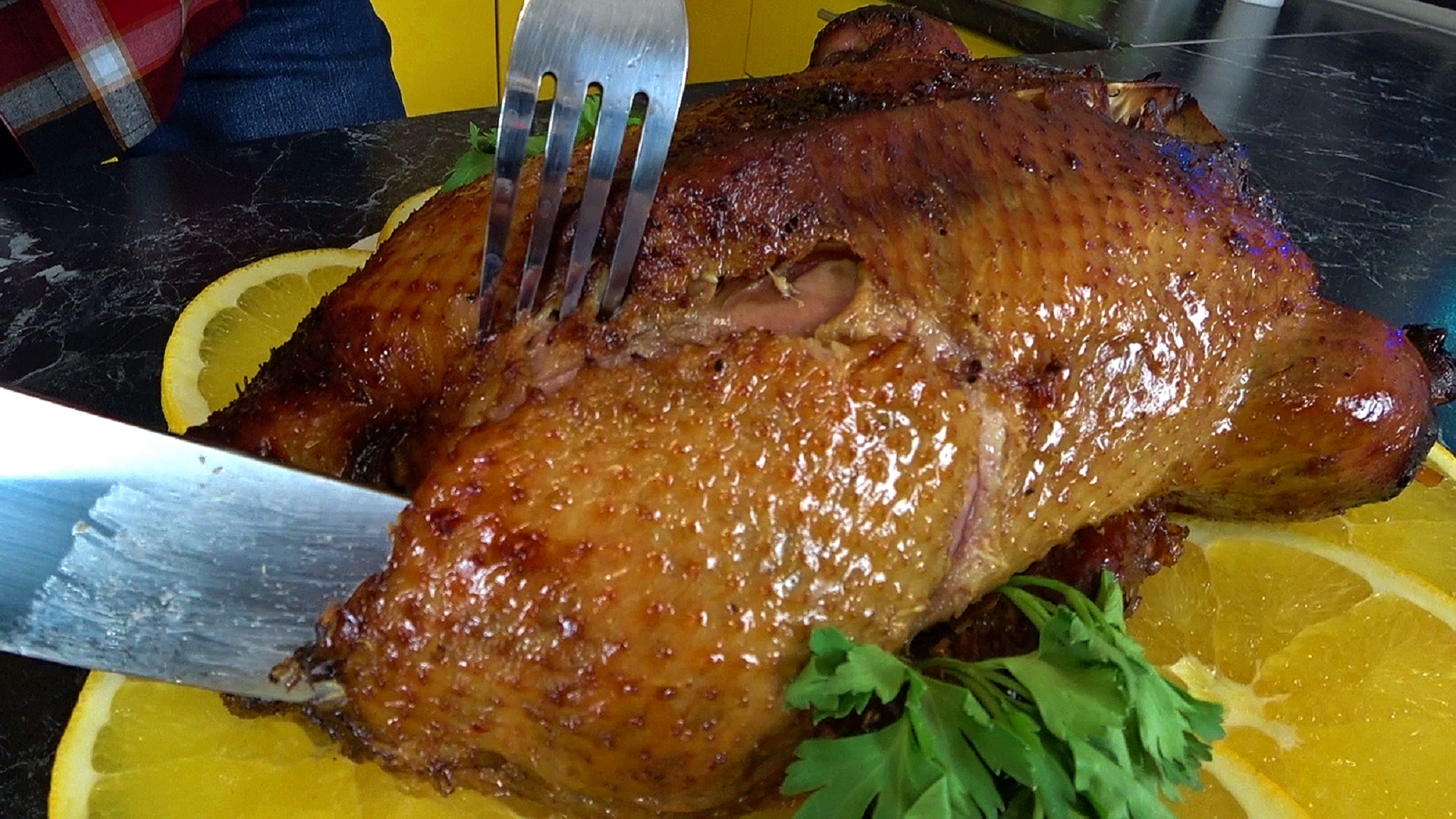 СОЧНАЯ УТКА ЗАПЕЧЕННАЯ В ДУХОВКЕ С ЯБЛОКАМИ. Рецепты на праздничный стол. Новый год 2025. смотреть онлайн