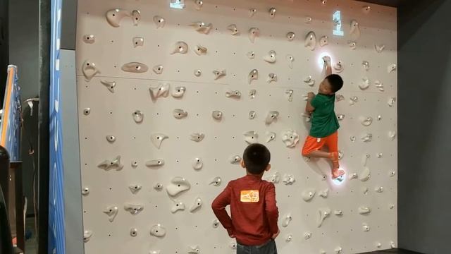 Sky Zone Climball, part 1 смотреть онлайн