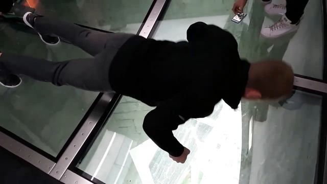 Заразные Отжимания в Национальной Башне Канады | г. Торонто смотреть онлайн