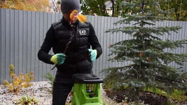 Электрический измельчитель Greenworks GACSB обзор и измельчение веток