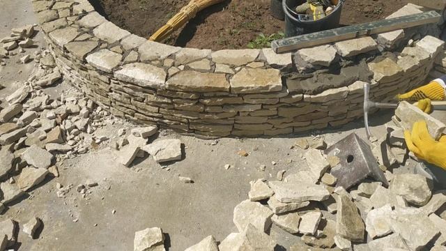 Красивые и долговечные парапеты из дикого камня (песчаник). Отсекаем клумбу от дорожки смотреть онлайн