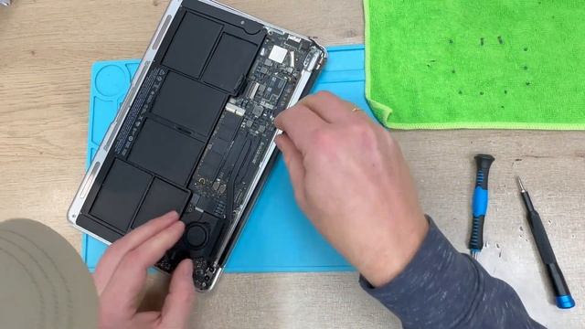 5 minute MacBook air/pro wobbly screen fix, hinge screw tightening - easy way смотреть онлайн