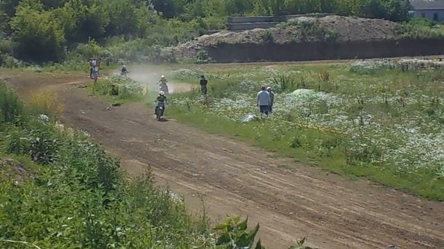 Флэт-трек. 1 квалификация - 50 куб.см. Черновцы, 25.06.16. Мотокросс. смотреть онлайн