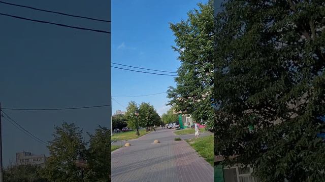 Семья, не смотрит, идёт ли кто впереди... Очень часто такое хамство. Якобы случайно... смотреть онлайн