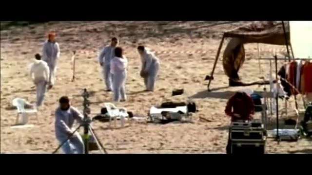 Бумбокс - белые обои , черная посуда. смотреть онлайн