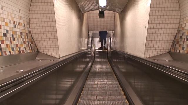 Long escalator at 53rd and Lexington - New York City смотреть онлайн
