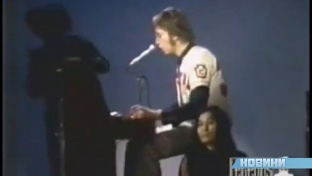 Джон Леннон на фоне флагов разных стран. смотреть онлайн