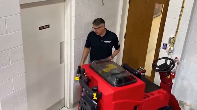 Использование распылителей поломоечной машины Factory Cat.