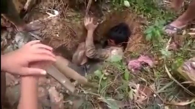Вот так в Азии мальчишки ловят рыбу! смотреть онлайн