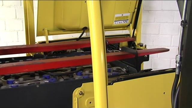 Замена АКБ на вилочном погрузчике HYSTER смотреть онлайн