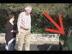 Старик пустил слезу когда чужие дети спустя 40 лет вернули машину которую он продал ради них