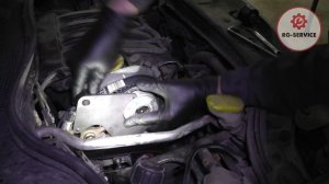 Использование специального инструмента для фиксации шкивов распредвалов в семействе двигателей К4М