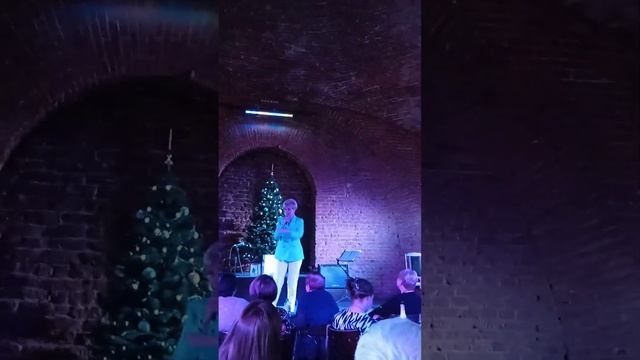 У Бегемота нету талии, его по морде били чайником, песни нашего двора смотреть онлайн