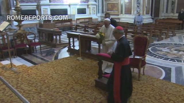 Pope Francis prays at Santa Maria Maggiore Basilica after trip to U.S. and Cuba смотреть онлайн