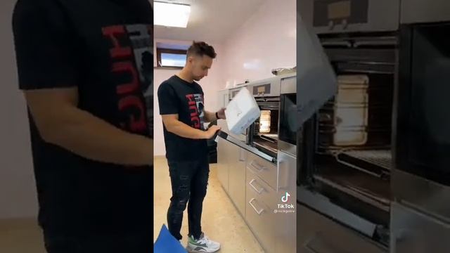 когда решил очистить духовку