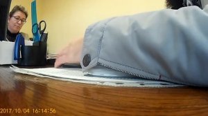 Живой мужчина в разговоре с заведующей отдела ЗАГС