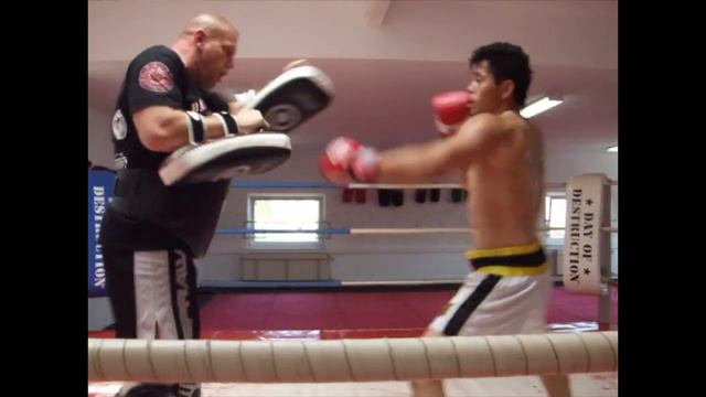 Kick Pad Training with Coach Ralf Stege at Siamstore Hamburg смотреть онлайн