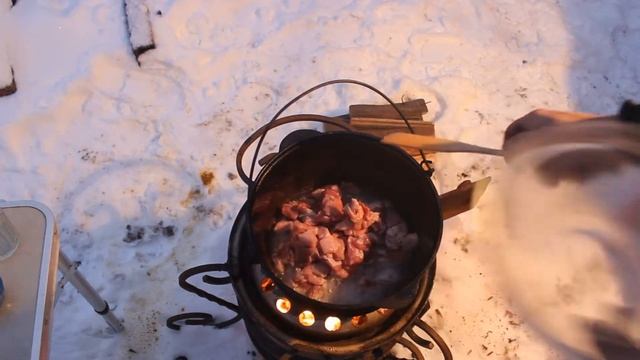 Как быстро приготовить плов на костре... в котелке. смотреть онлайн