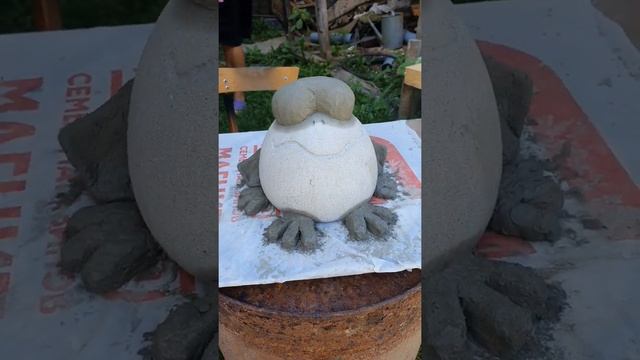 Жаба Клава из цемента. Лягушка своими руками. Садовая фигура #артбетон #сделайсам #лягушка