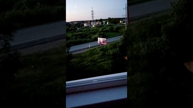 Стою на балконе и делаю быстрый обзор на фоне серого города Среднеуральск