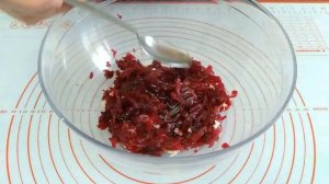 Простой салат из вареной свеклы с чесноком без майонеза