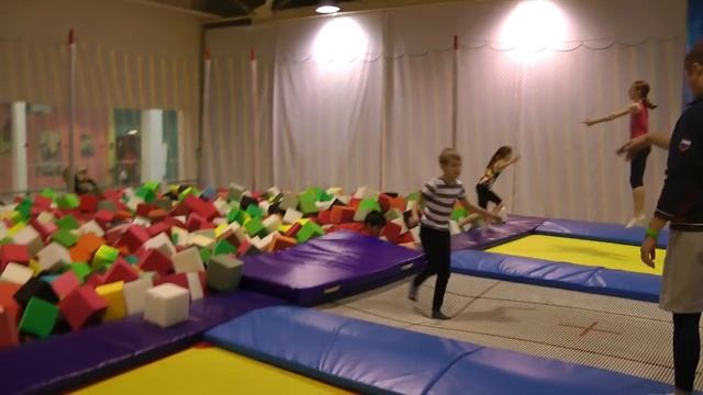 Необычная тренировка в батутном парке "Облака" в Омске смотреть онлайн