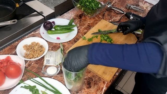Салат из помидоров и огурцов с грецкими орехами по-грузински смотреть онлайн